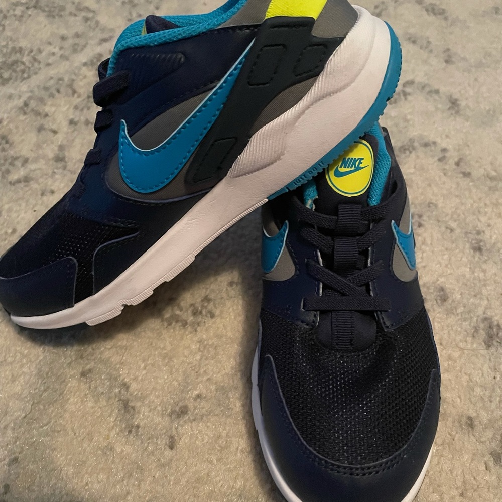 Kids Nike slip on green and navy sneakers size 1.5 Y